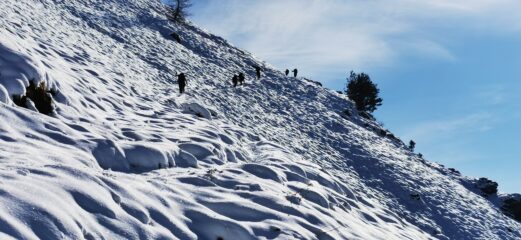 salendo lungo il sentiero innevato