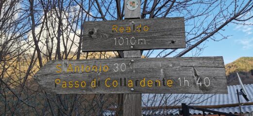 cartelli indicatori all'inizio del sentiero