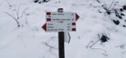 bivio con cartello indicatore dove iniziano gli itinerari di salita alla Melmise per cresta o lungo la strada militare