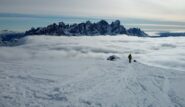 La traccia che arriva in cima dalla Val Travignolo con le Pale di San Martino sullo sfondo.