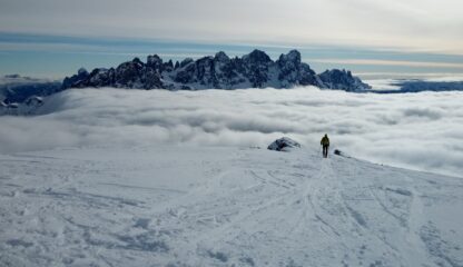 La traccia che arriva in cima dalla Val Travignolo con le Pale di San Martino sullo sfondo.