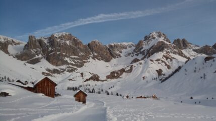 Vista della gita da Fuciade. Il vallone di salita è quello che sale verso destra fino alla Forcella del Bachet. La Cima Ombrettola è quella vecchia  alla sinistra della forcella 