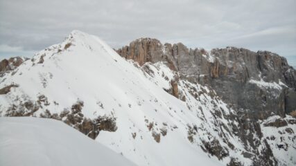 Il Sasso Vernale e la Marmolada vistoi dalla vetta.