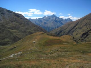 A sinistra in basso il cantiere del nuovo Rif. Grauson