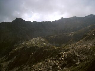 Il lago visto dal sentiero 5 che in orizzontale gira attorno al Bec Laris