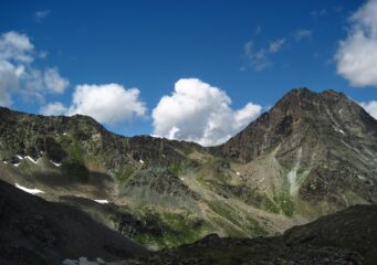 Dal Col Medzove, il Colle Etsely dall'altro lato della Valle