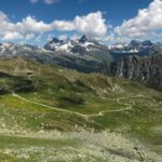 Salendo al col di Nana, in basso il rifugio.