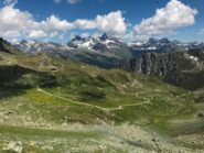 Salendo al col di Nana, in basso il rifugio.
