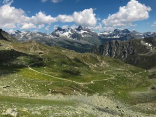 Salendo al col di Nana, in basso il rifugio.