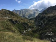 Dall'altro lato della valle, la cresta dal Colle Fricolla alla punta di Chenessey