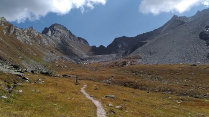 Sentiero AV2 verso il Colle Fenetre de Torrent 2821 m (possibilita' di scendere a Rhemes). A sinistra la Becca di Tey