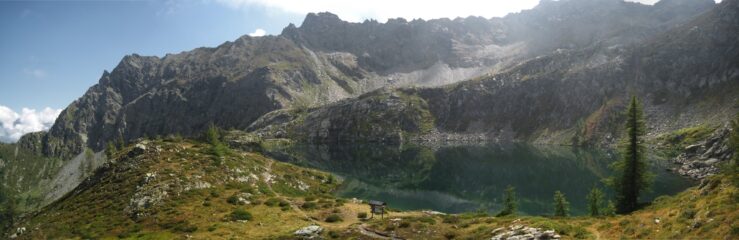 Il lago, con sullo sfondo la cresta Vorea