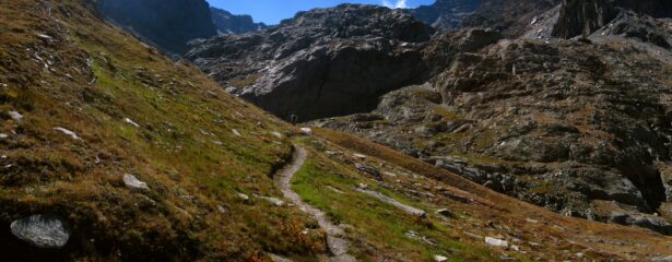 Il sentiero 13B/C prima del bivio per l'Arietta a sx e i Laghi a dx