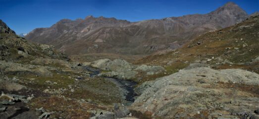 Valloncello sotto la conca dei Laghi, con Broillot in vista