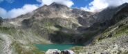 Il lago, incastonato nella sua conca