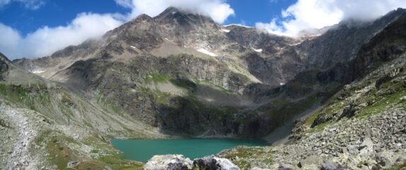 Il lago, incastonato nella sua conca