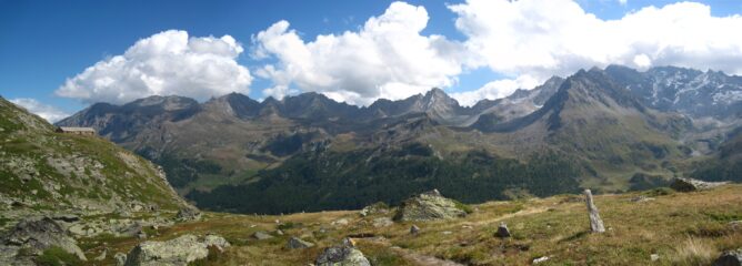 Il ric.Ten.Cucco sulla sinistra, con la cresta spartiacque con la Valle di Rhemes sullo sfondo