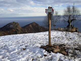 In cima, verso Nord.