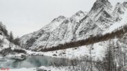 lago dominato dalla crete de Sainte Marguerite