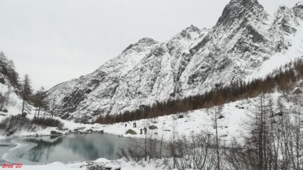 lago dominato dalla crete de Sainte Marguerite
