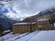 L'edificio e alcune contrafforti rocciose alla base del Mucrone.