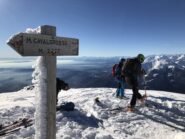 dalla cima cartello indicatore della vicina punta di Cavalgrosso