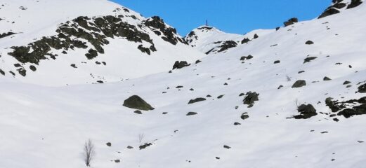 in alto spunta la Colma di Mombarone
