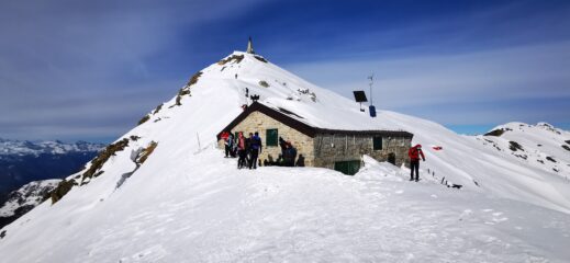 Rifugio del Mombarone e cima della Colma di Mombarone