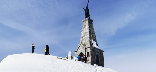 la grande statua che si trova in cima alla Colma di Mombarone