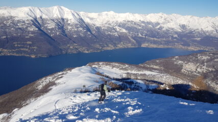 All'inizio della discesa NO verso Camaggiore (laggiù a sinistra). Noi dalla spalla abbiamo poi piegato a destra per goderci l'ultimo pendio