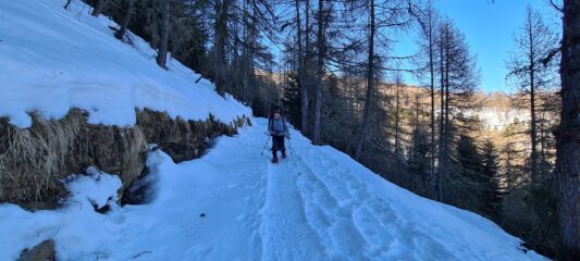 salendo lungo il traverso che porta al Passo della Porta