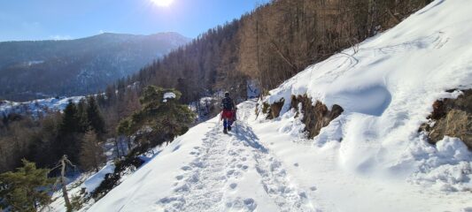 percorrendo la stradina pianeggiante verso il Passo della Porta