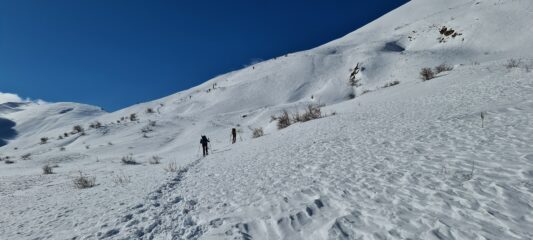 salendo verso la conca terminale posta sotto le cime del Tanarello e della Ventosa