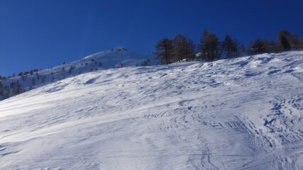 Il bel pendio della discesa in alto, peccato per la neve