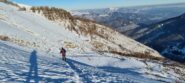 in discesa lungo la conca nevosa sotto la Cima Ventosa