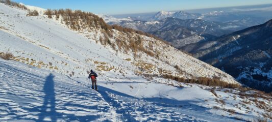in discesa lungo la conca nevosa sotto la Cima Ventosa