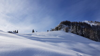 La tanta neve ingentilisce ogni angolo della valle