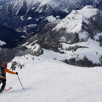 Scendiamo sull'ampia cresta finale per evitare il pendio proprio sotto la cima