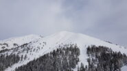 La parte sommitale del Monte Timogno con il Benfit alla sua sinistra