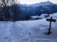 Alpe Surro e traccia trincea per salire a quota 1200 dove si calzano le ciaspole.