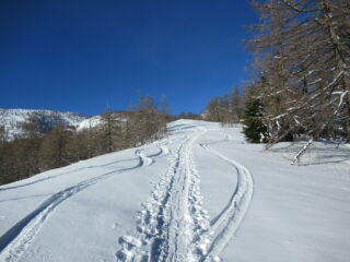 Sul costone con traccia autostradale