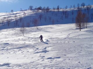 Discesa nel vallone di Gilba su neve ventata, non facile