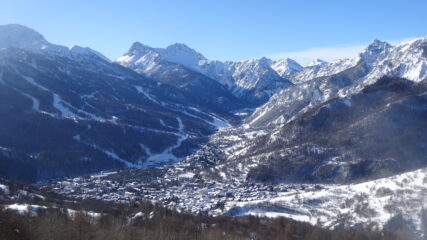 Vista su Bardonecchia salendo verso Punta Melmise