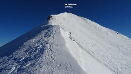 Salendo in cima per la cresta NO.