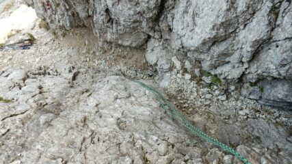 In discesa dal Torrione scendiamo nel camino attrezzato con la corda fissa.   