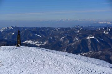 La vetta tradizionale e le Alpi Liguri dal Maggiorasca