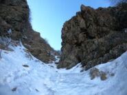 A metà circa, presso la grande roccia di destra