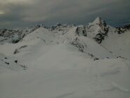 La vetta (tutta innevata a sx) vista da quella scialpinistica