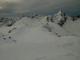 La vetta (tutta innevata a sx) vista da quella scialpinistica