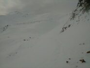 Foto dal colletto 2500 circa: a sx in alto la cima scialpinistica (traccia di salita a sx, mia discesa a dx) 